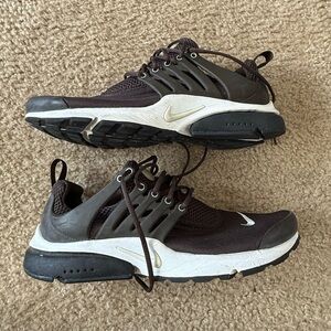 Nike Brown Sneakers with Breathable Upper and Cushioned Midsole